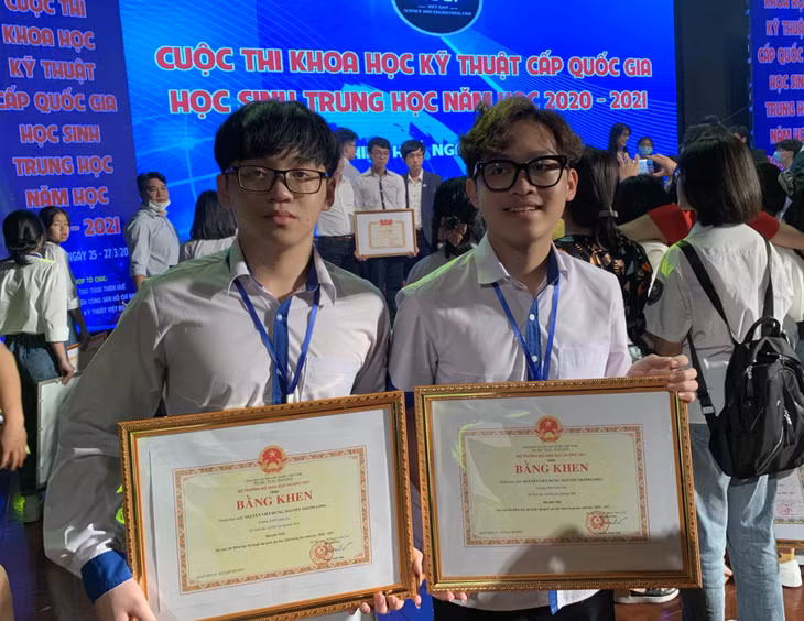 鸿基高中学校高中二年级学生阮曰兴和阮成龙获得一等奖。
