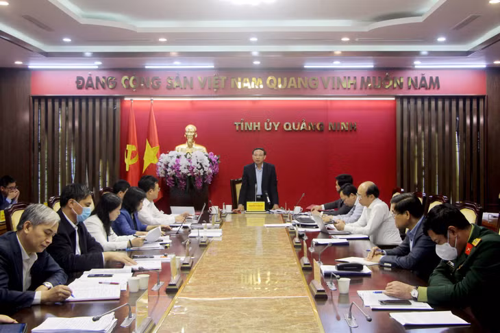 越共中央委员会委员、省委书记、人民议会主席阮春冀主持会议。