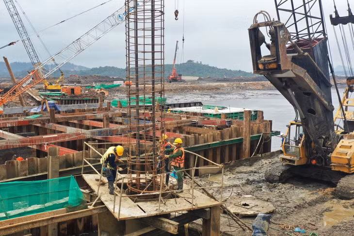 在横葡施工点，承包商在集中施工连接路基。