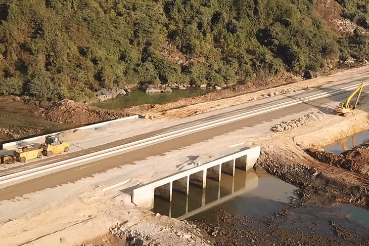 广宁加快下龙—锦普沿海公路项目施工进度。