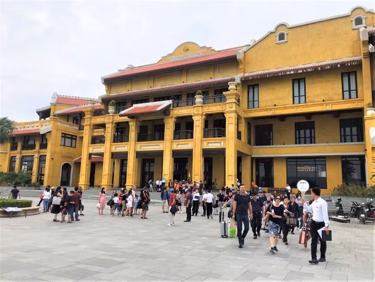 在下龙国际游船码头的游客络绎不绝。