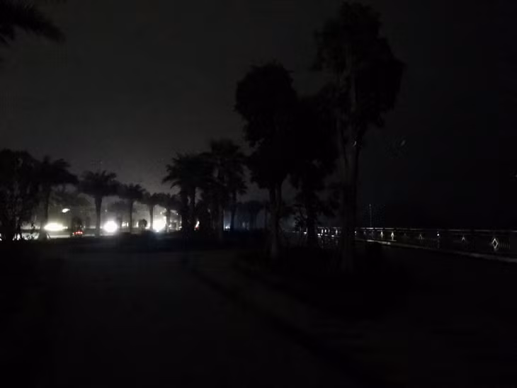 下龙市政府在陈国檐道路上关闭了大量盏灯。