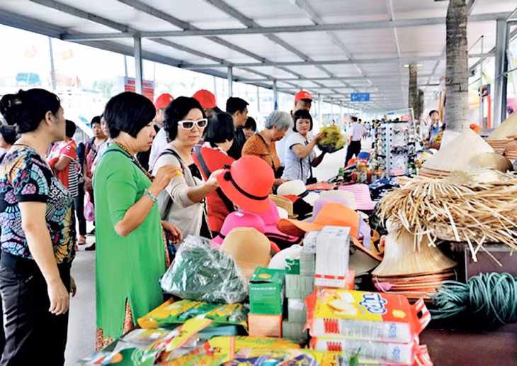 在巡周国际游船码头的纪念店纪店纪念品很受游客的欢迎。