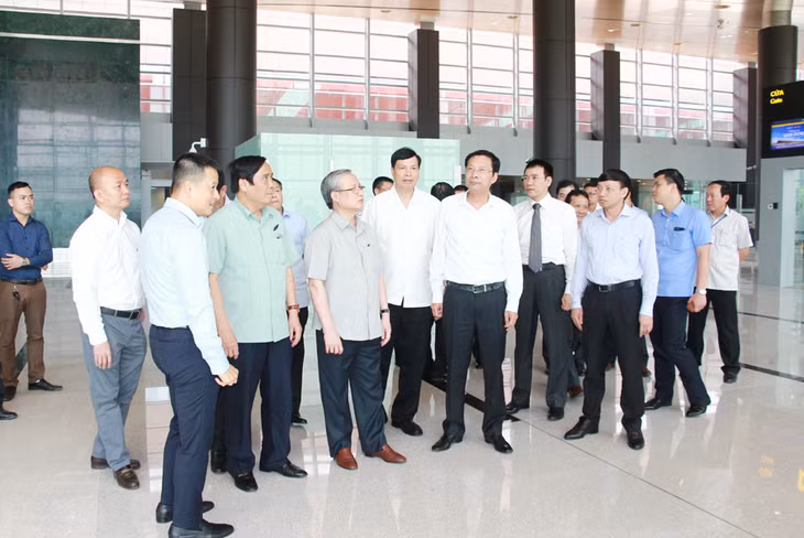 我省领导与中央代表团视察云屯国际航空港。