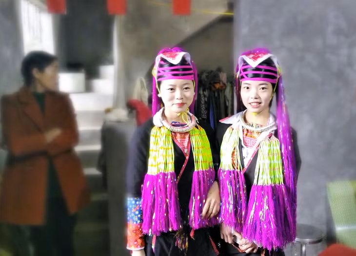 新娘和伴娘在婚礼当天穿着青衣瑶族人的传统服装。