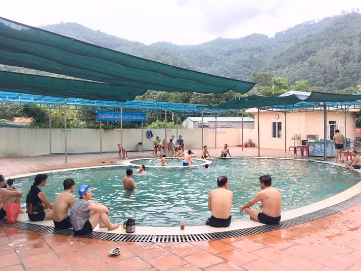 锦谱市地质热矿水中心的热矿水池。