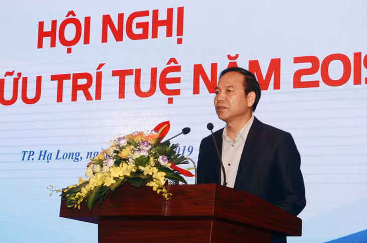 我省人民委员会常务副主席邓辉厚在会上发表讲话。
