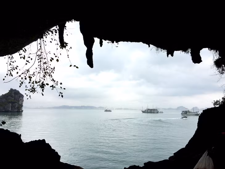 从花岗洞往外看的下龙湾美景
