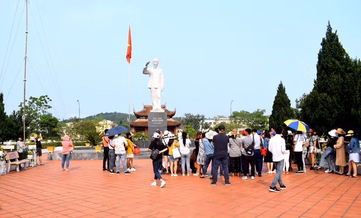 旅游考察团在姑苏岛上胡志明遗迹区上香