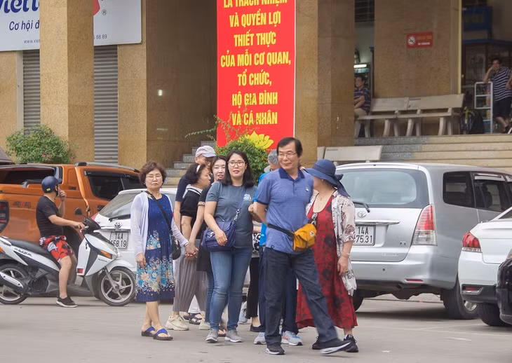 Các chợ, trung tâm thương mại cũng là địa điểm được các vị khách lựa chọn. Trong ảnh: đoàn khách du lịch Hàn Quốc tại chợ Hạ Long 1
