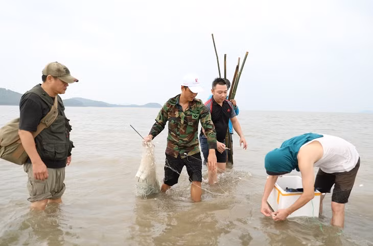 考查团体验当地渔民捕鱼方式。