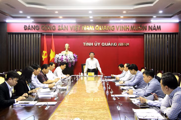 我省省委书记、省人民议会主席主席阮春记主持工作会议。