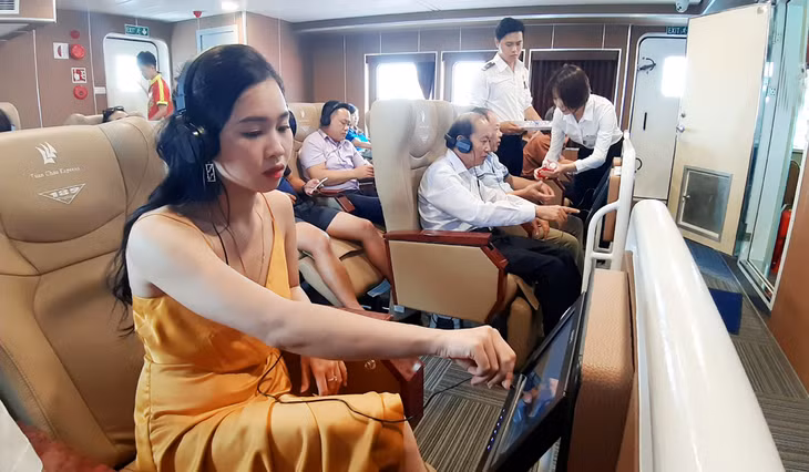 该船的贵宾室有18个座位，在每个座位上都配有独立的屏幕，无线音频和许多娱乐节目。