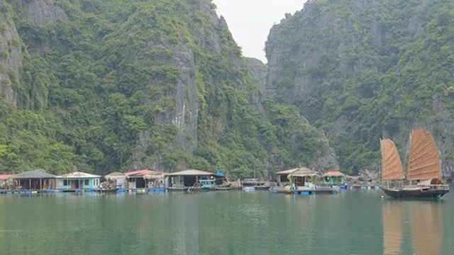 下龙湾上的汪滃渔村。