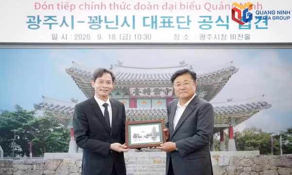 越南广宁市代表团与韩国京畿道广州市市长举行会谈