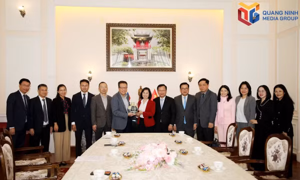 越南广宁市工作代表团与越南驻俄罗斯大使馆举行工作会谈