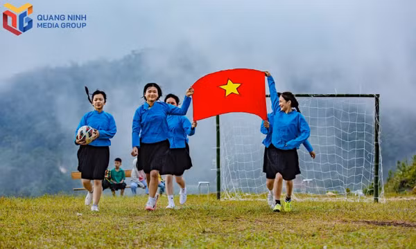 高丽山之巅的金色秋日
