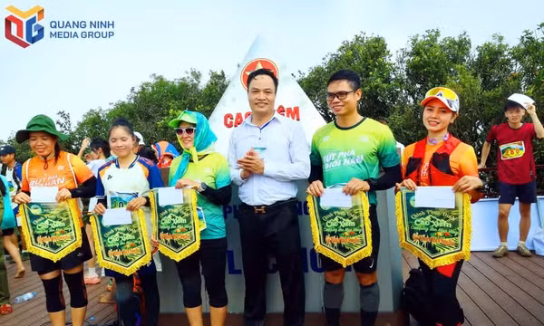 云雾缭绕中的徒步登顶挑战，征服"广宁屋顶“