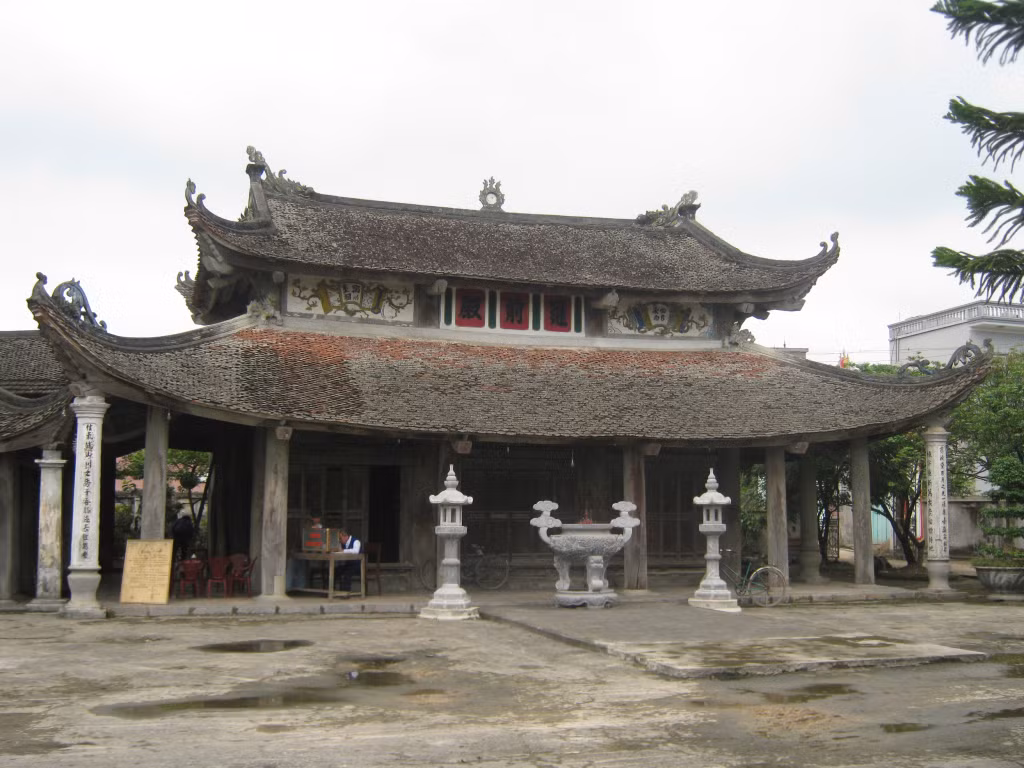 向四边翘伸的村亭屋顶，形成曲线优美的翘角 Mái đình kéo cong về 4 phía tạo thành các đầu đao duyên dáng
