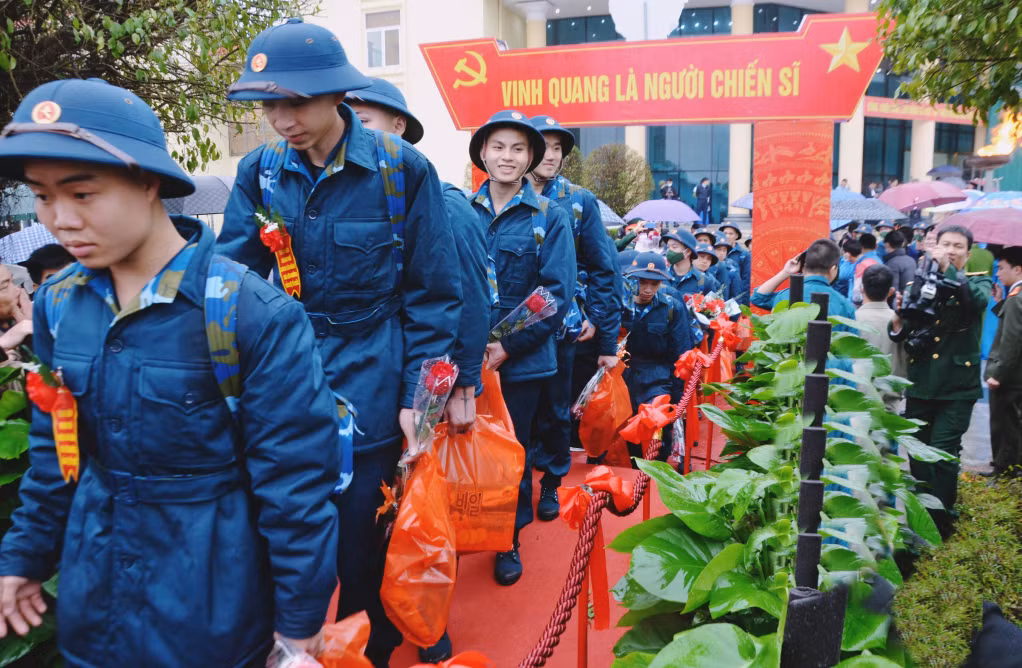 广宁青年入伍参军。