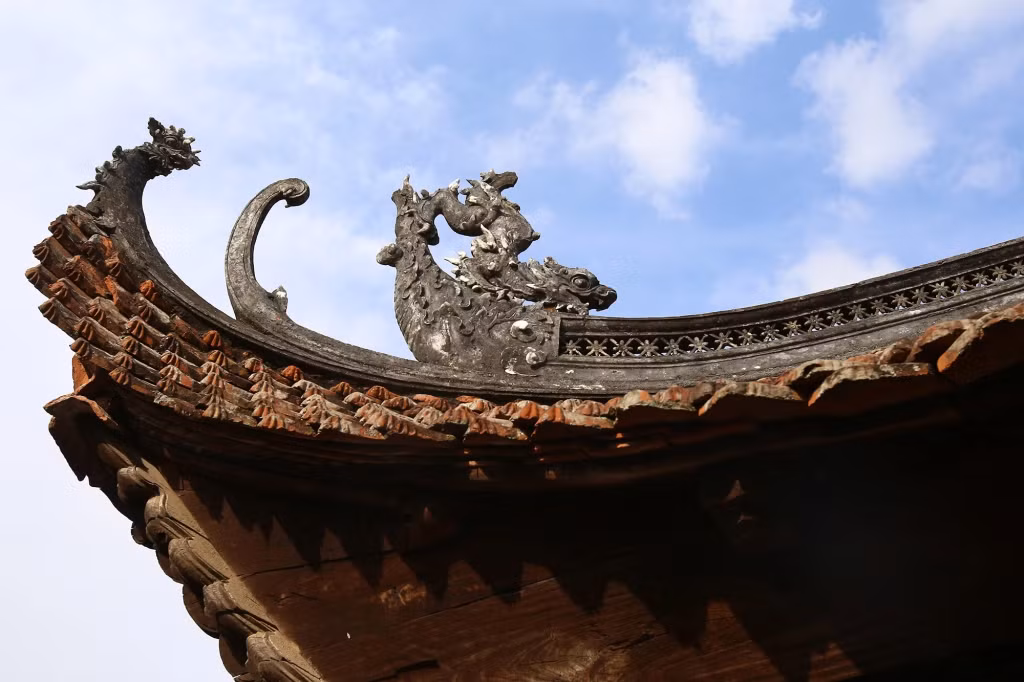 村亭建筑正是越南人民建筑技艺的证明 Kiến trúc đình làng là minh chứng cho tài nghệ xây dựng của người Việt