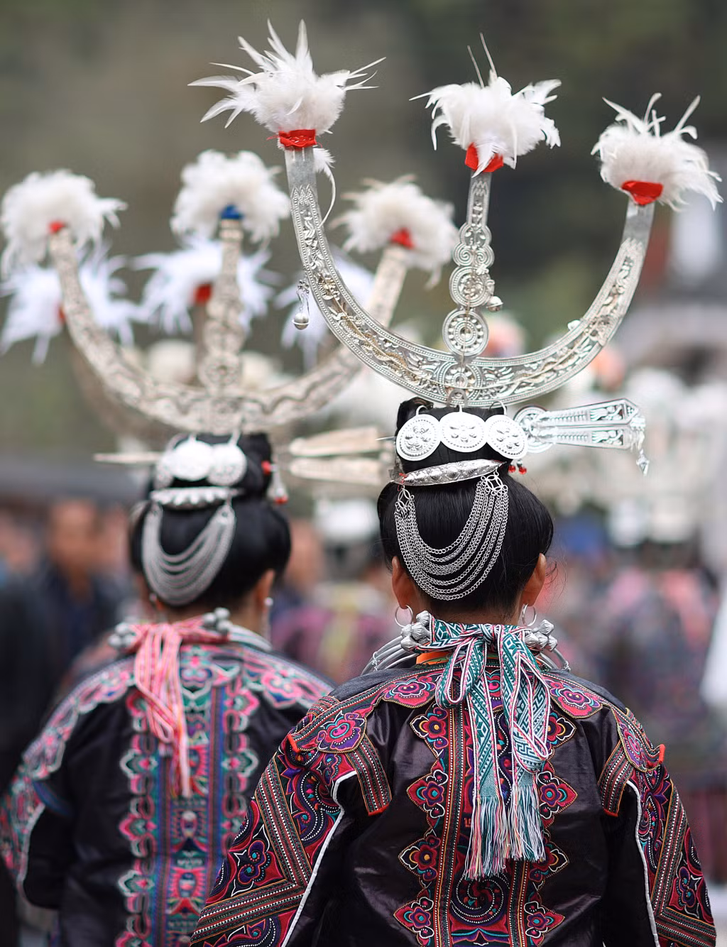 11月20日，贵州省黔东南苗族侗族自治州丹寨县扬武镇扬颂村，身着盛装的苗族村民参加祭尤节活动 Ngày 20 tháng 11, tại thôn Dương Tụng, thị trấn Dương Vũ, huyện Đan Trại, châu tự trị dân tộc Miêu và dân tộc Động Kiềm Đông Nam, tỉnh Quý Châu, người dân tộc Miêu mặc trang phục lộng lẫy tham gia hoạt động tại lễ Tế Vưu