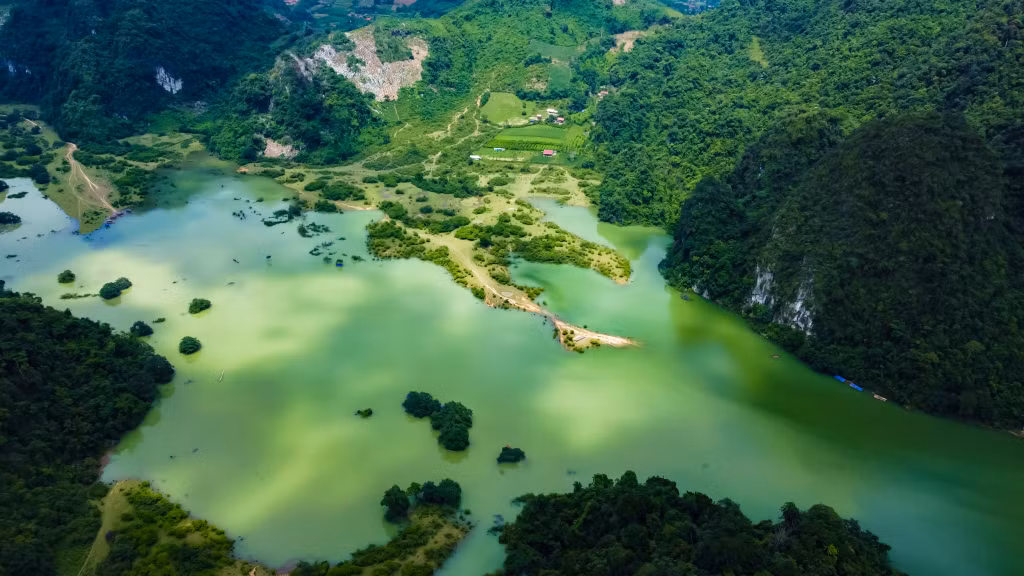 同林诗情画意的迷人风光吸引着游客前来游玩 Đồng Lâm với cảnh sắc nên thơ hữu tình, thu hút du khách