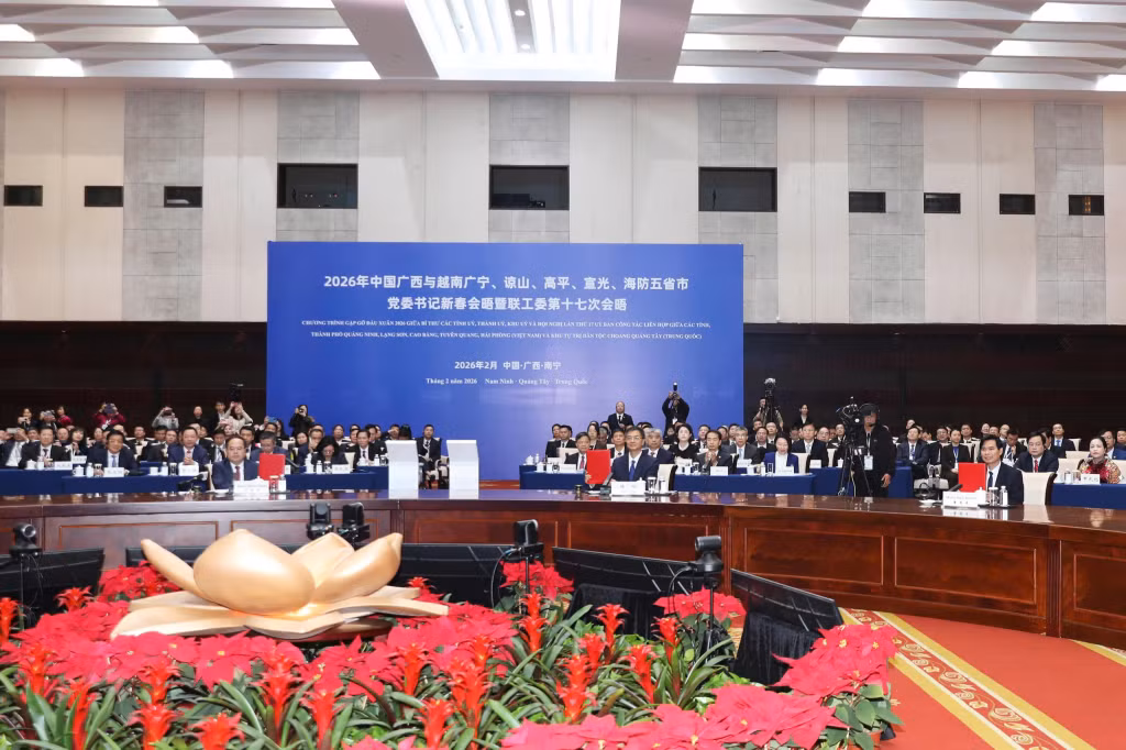 各方共同签署《2026年越南广宁、谅山、高平、宣光、海防五省市 与中国广西党委书记新春会晤纪要》等合作文件。
