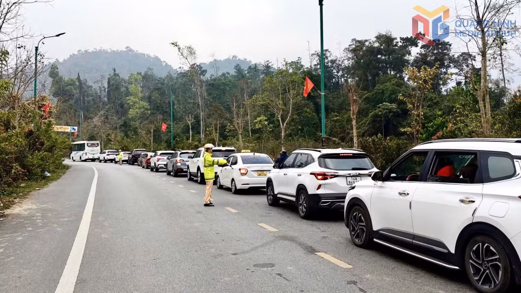 交通警察力量在进入安子名胜古迹区的道路上进行分流疏导，引导车辆有序通行。
