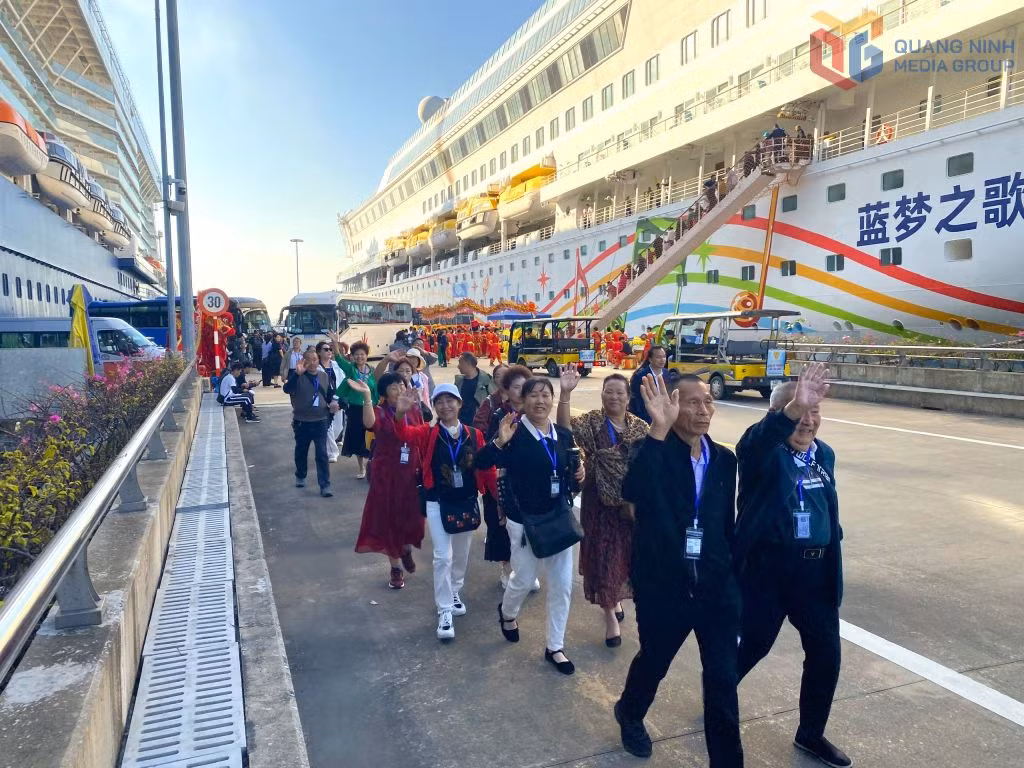 游轮乘客从北海市前往下龙湾游览。