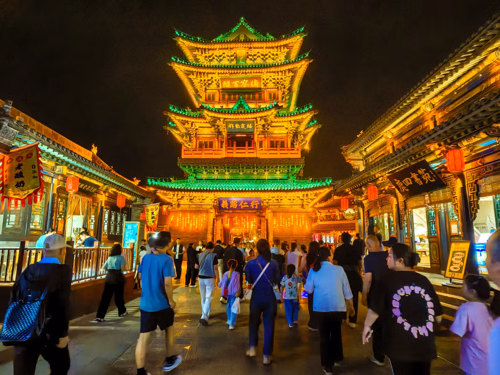 9月16日，中国山西太原古县城夜景璀璨，游人如织。