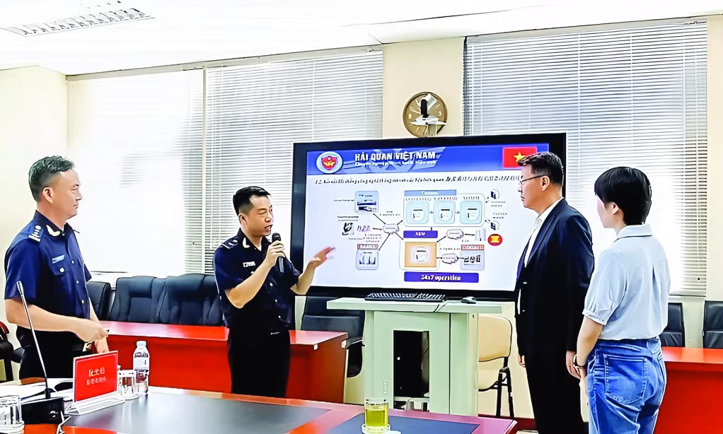 越南谅山海关与中国南宁海关就数字海关建设及智慧口岸建设工作进行经验交流（图：苏霞） Hải quan Lạng Sơn (Việt Nam) trao đổi về kinh nghiệm với Hải quan Nam Ninh (Trung Quốc) về xây dựng Hải quan số hướng đến xây dựng cửa khẩu thông minh Ảnh Tô Hà