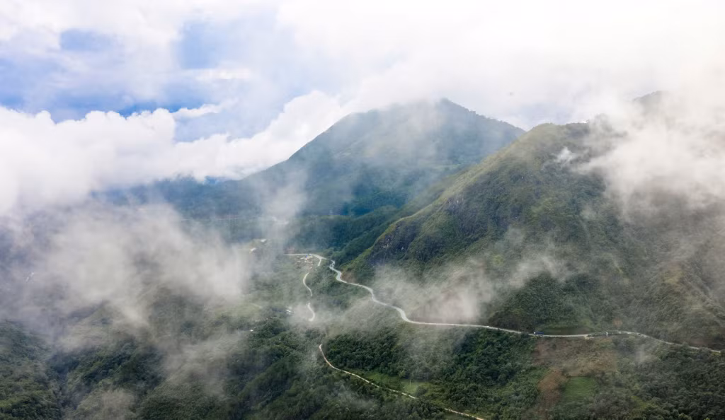 乌季胡山口的山峰上云雾缭绕。图：通善/越南画报 Mây bay trên những đỉnh núi thuộc khu vực đỉnh đèo Ô Quy Hồ. Ảnh: Thông Thiện/ Báo ảnh Việt Nam