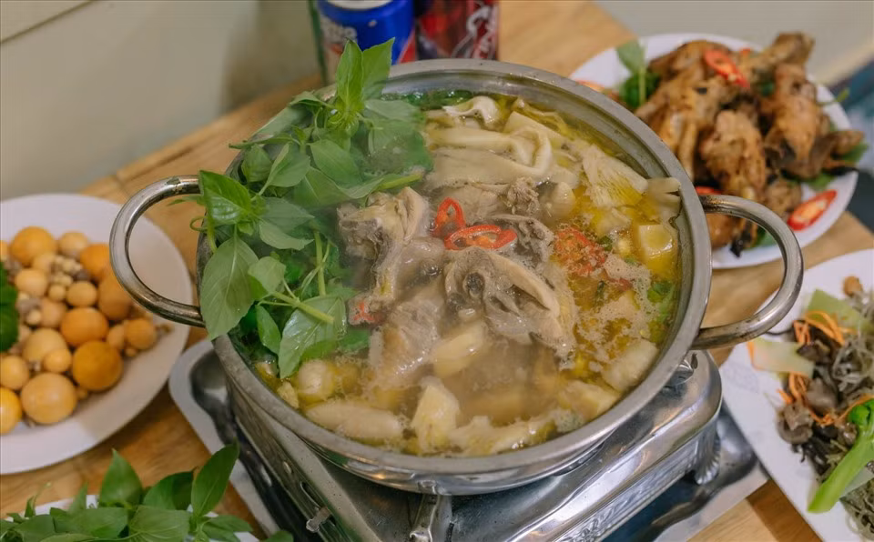 罗勒鸡肉汤锅不仅鲜美独特，而且还非常滋补。
