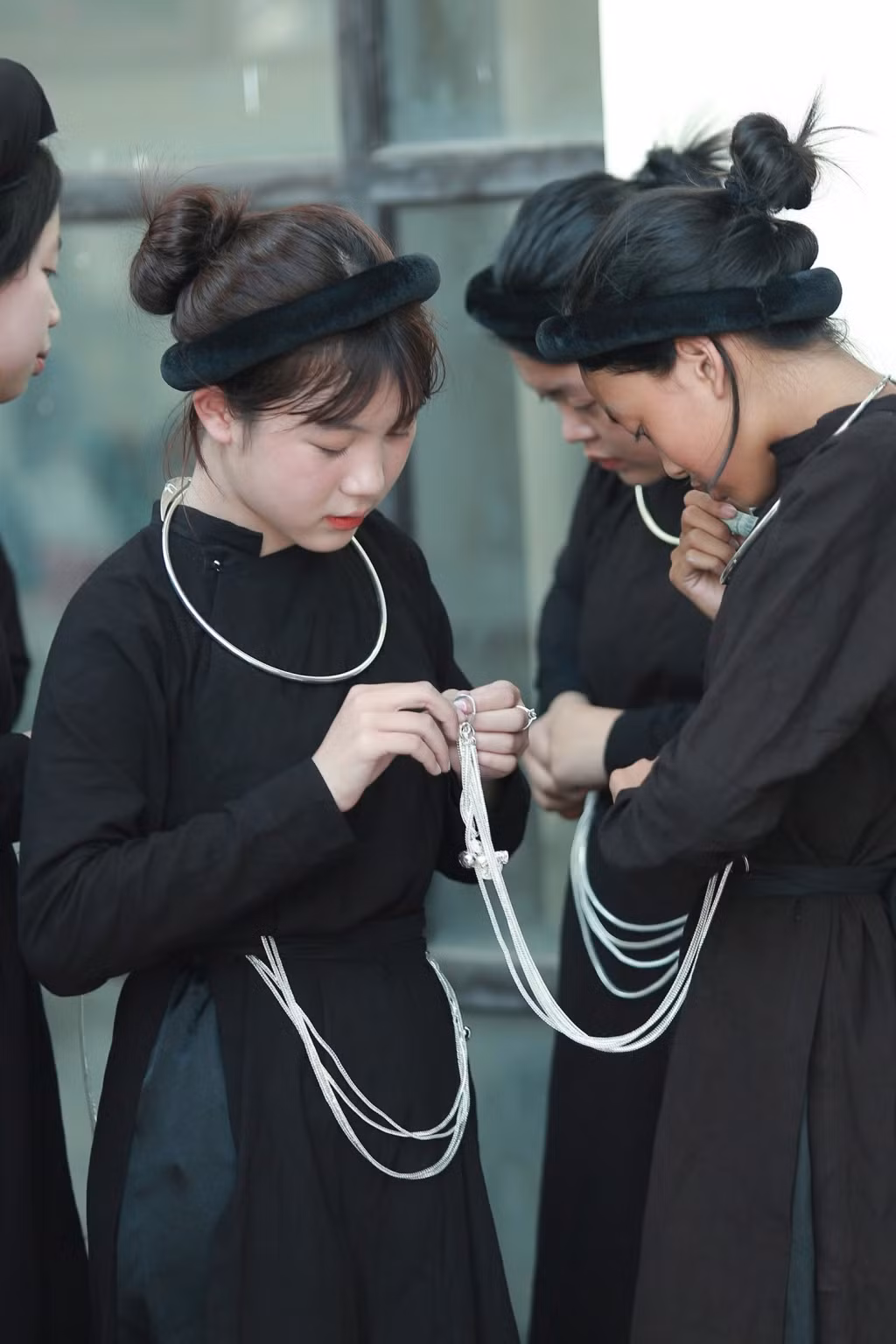 北𣴓省岱依族碗舞在岱依族的精神生活中得以传承和发展。 Múa bát của người Tày Bắc Kạn đã được bảo tồn và phát triển trong đời sống tinh thần của người Tày từ thế hệ này sang thế hệ khác.