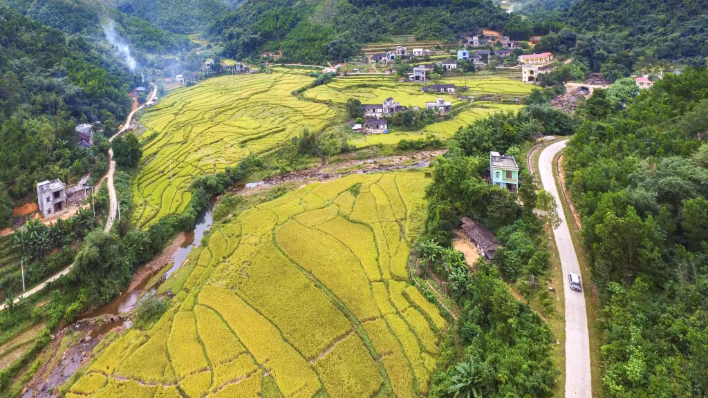 贯通的交通网络为我省边远地区的群众出行提供便利。