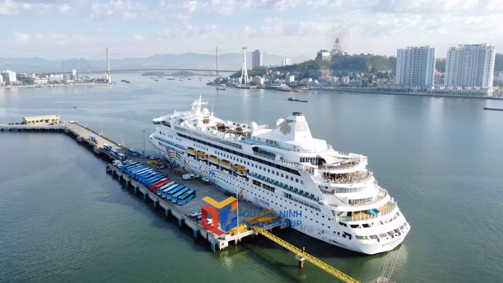 从广西北海市出发的“蓝梦之歌”号邮轮抵达下龙国际客运港。图：黄琼 Tàu Blue Dream Melody xuất phát từ TP Bắc Hải (Quảng Tây, Trung Quốc) cập Cảng tàu khách quốc tế Hạ Long. Ảnh: Hoàng Quỳnh