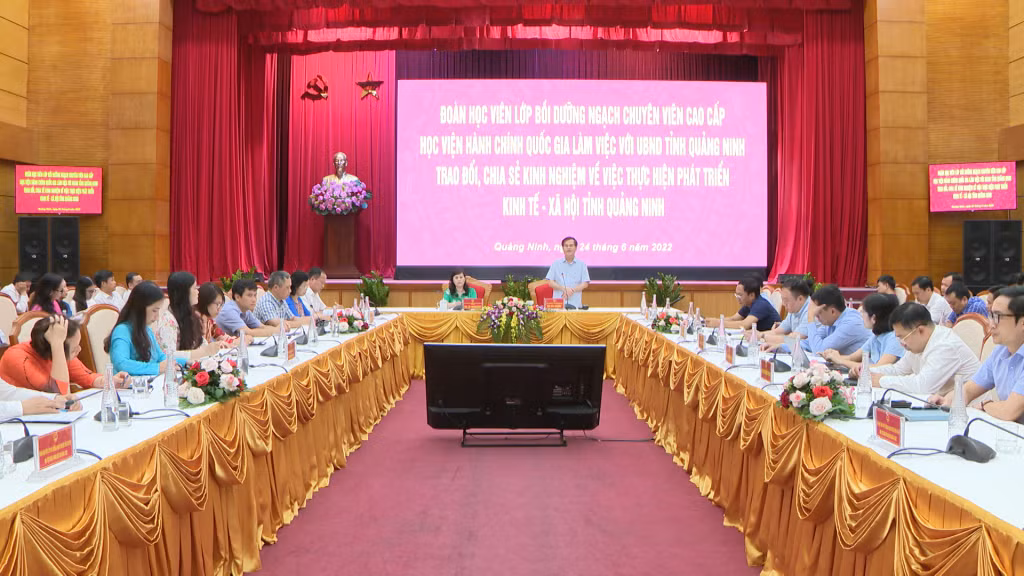 广宁省人委会副主席裴文康向国家行政学院高级专员业务培训班学员代表团介绍了广宁省近年来经济社会发展情况。
