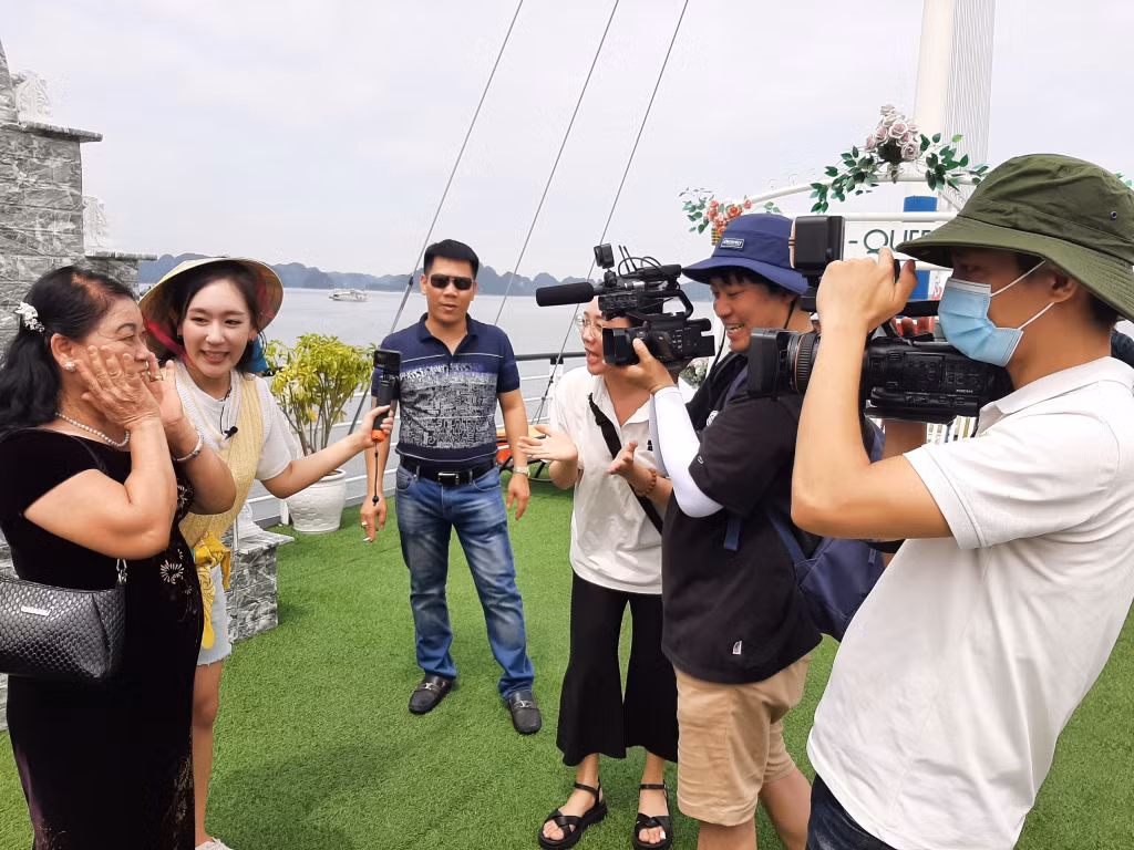 韩国记者在下龙湾上作业。