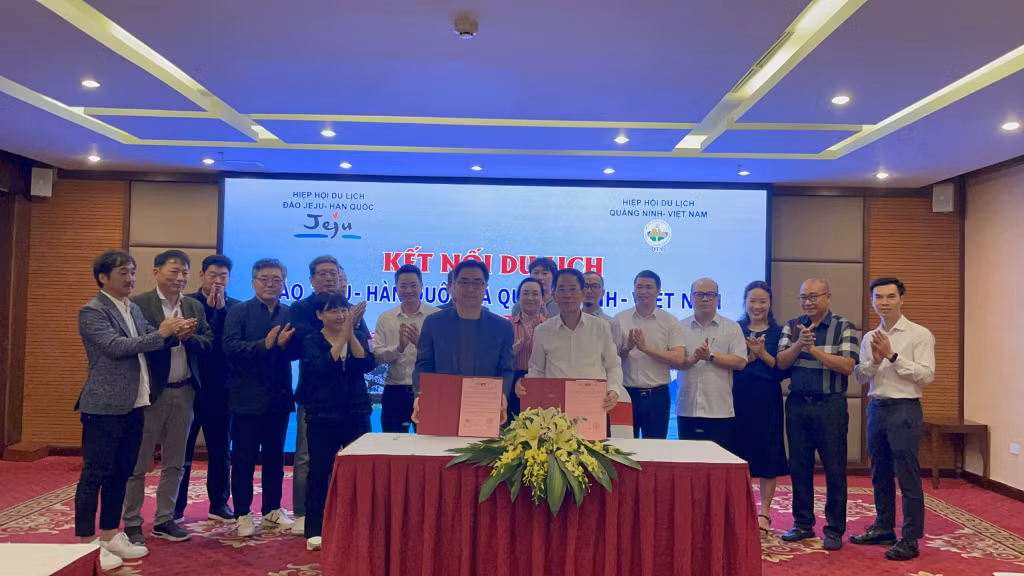 越南广宁旅游协会与韩国济州岛旅游协会签署关于促进开发广宁和济州岛旅游产品的合作备忘录。