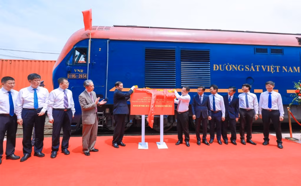 从中国石家庄市开往越南河内安员站的中国首列国际联运货运列车（图：《消息报》） Chuyến tàu hàng liên vận quốc tế đầu tiên của Trung Quốc từ thành phố Thạch Gia Trang đến ga Yên Viên, Hà Nội (Ảnh: Báo Tin tức)