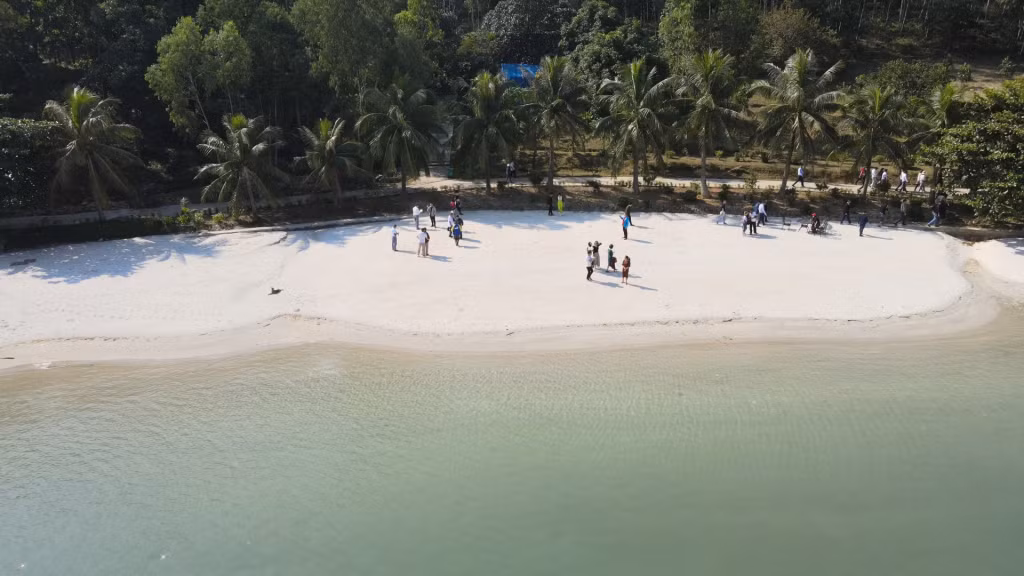 苍蝇岛和拜子龙湾各陆连岛吸引众多考察团前来考察旅游路线。