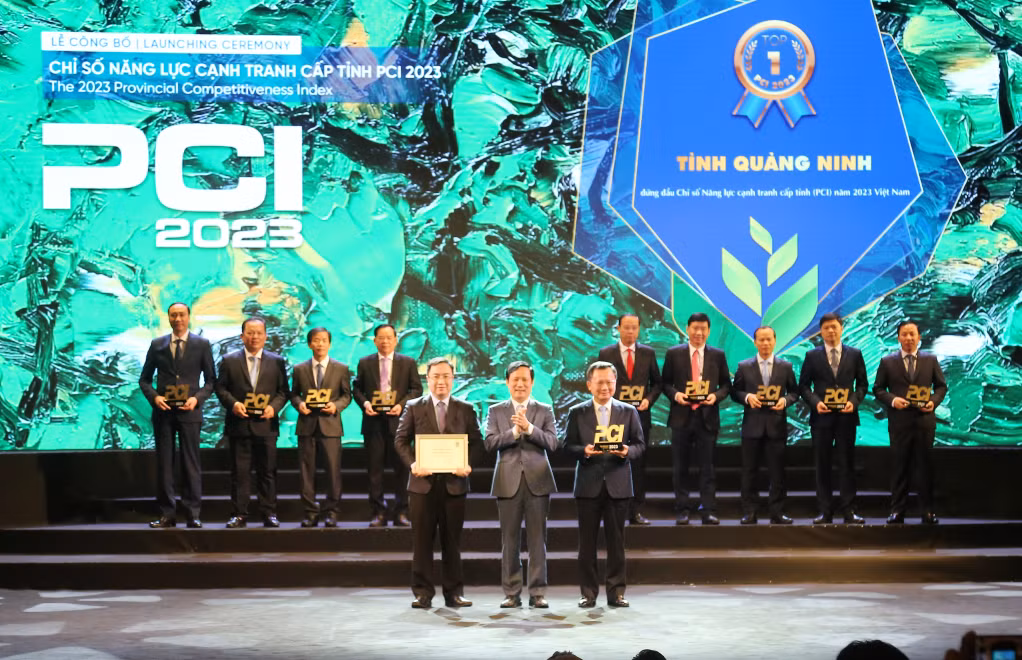 广宁省以PCI排行榜上的首位获得了 2023 年杯和证书。
