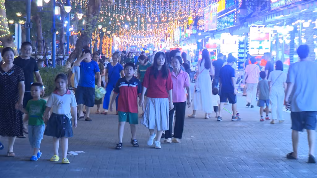 游客在下龙市拜寨坊步行街逛逛。