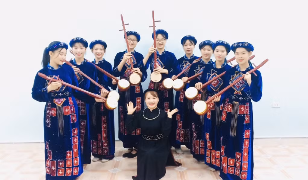 平辽高中学校学生天曲演唱俱乐部。