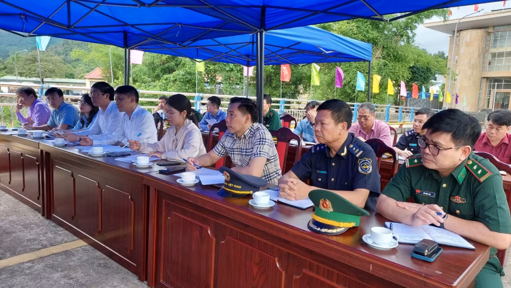越南平辽县和海河县人委会代表参与了会谈。