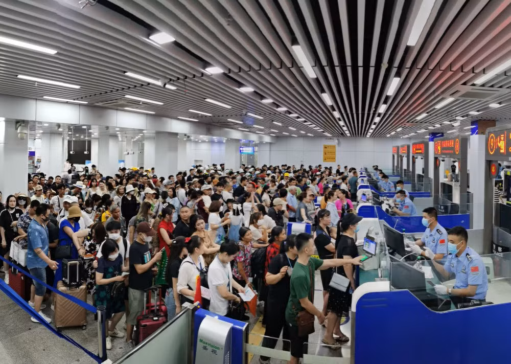 旅客在东兴口岸接受入境边防检查。（东兴出入境边防检查站供图） Du khách kiểm tra biên phòng nhập cảnh tại cửa khẩu Đông Hưng. (Trạm kiểm tra biên phòng xuất nhập cảnh Đông Hưng cung cấp ảnh)
