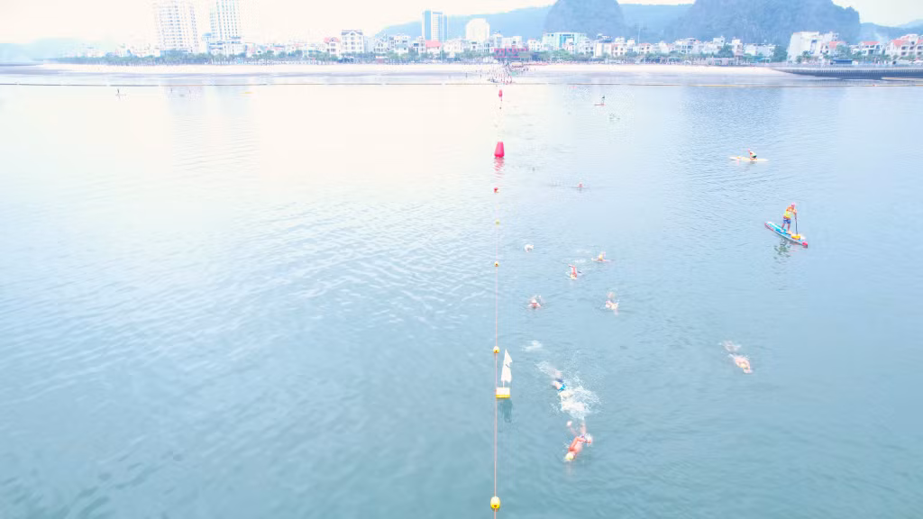 “2024下龙湾水上战士”游泳项目在鸿基海滩举行 Nội dung bơi của Aqua Warriors Ha Long 2024 diễn ra trên Bãi tắm Hòn Gai