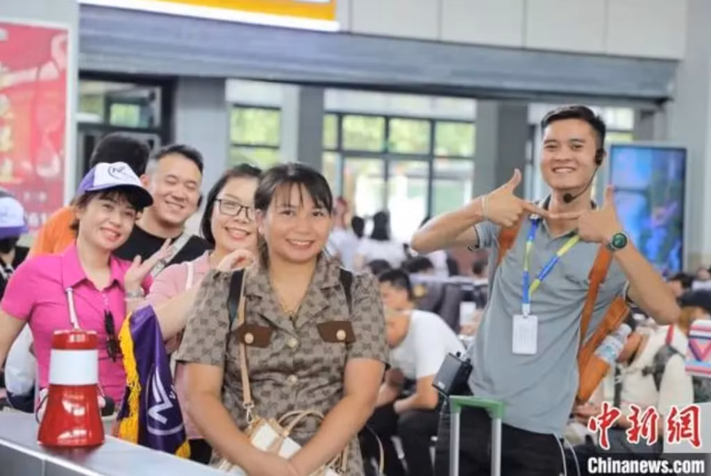 越南游客青睐搭乘动车游中国云南 ảnh 1