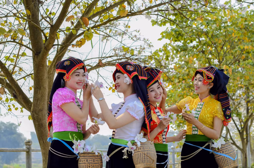 洋紫荆旁的奠边少女 Thiếu nữ Điện Biên bên hoa ban